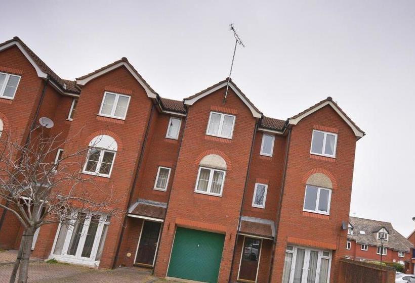 بنسيون Town Or Country Captains House