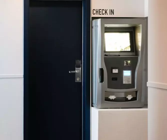 هتل The Dot | 24/7 Checkin