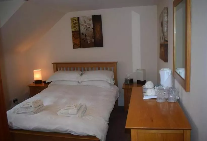 Retkeilymaja Cheers Cafe Bar & Tavern