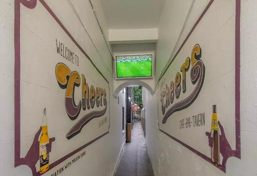 Retkeilymaja Cheers Cafe Bar & Tavern