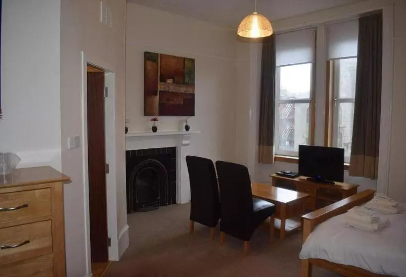 Retkeilymaja Cheers Cafe Bar & Tavern