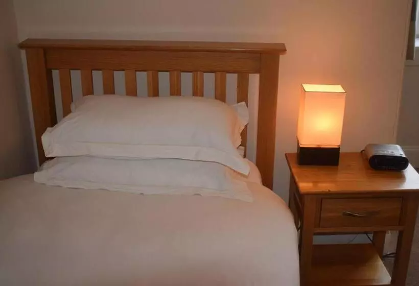 Retkeilymaja Cheers Cafe Bar & Tavern