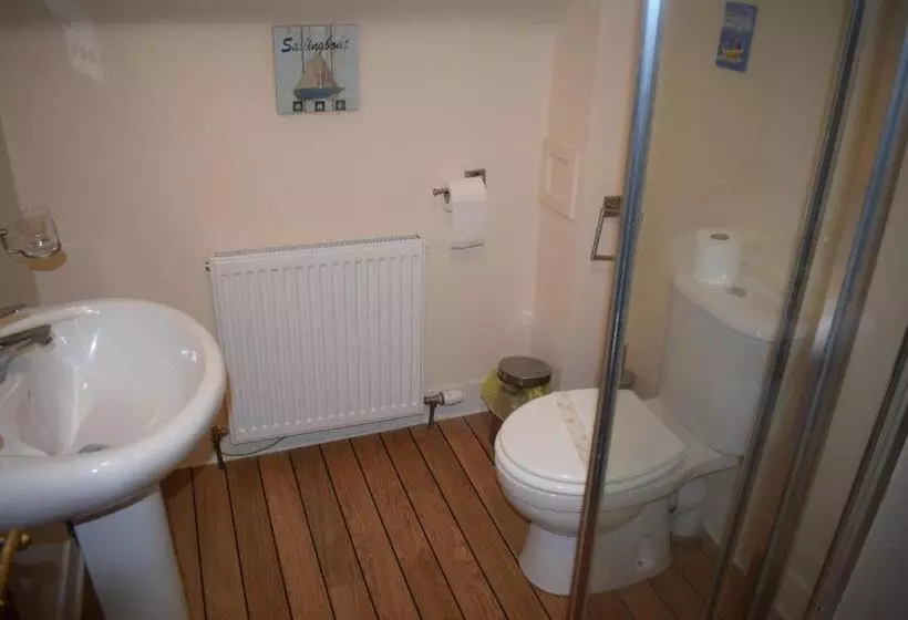 Retkeilymaja Cheers Cafe Bar & Tavern