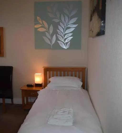 Retkeilymaja Cheers Cafe Bar & Tavern