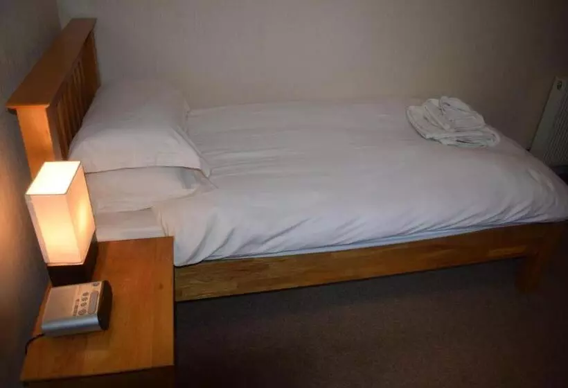 Retkeilymaja Cheers Cafe Bar & Tavern