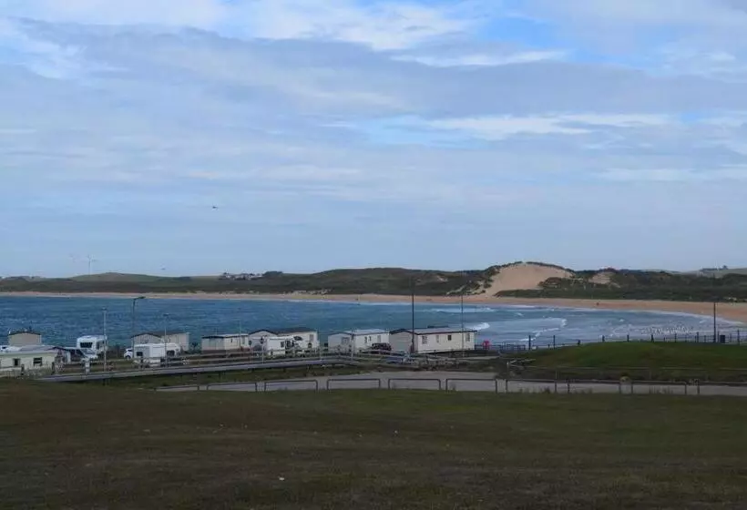 Retkeilymaja Cheers Cafe Bar & Tavern