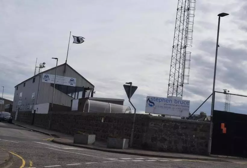 Retkeilymaja Cheers Cafe Bar & Tavern