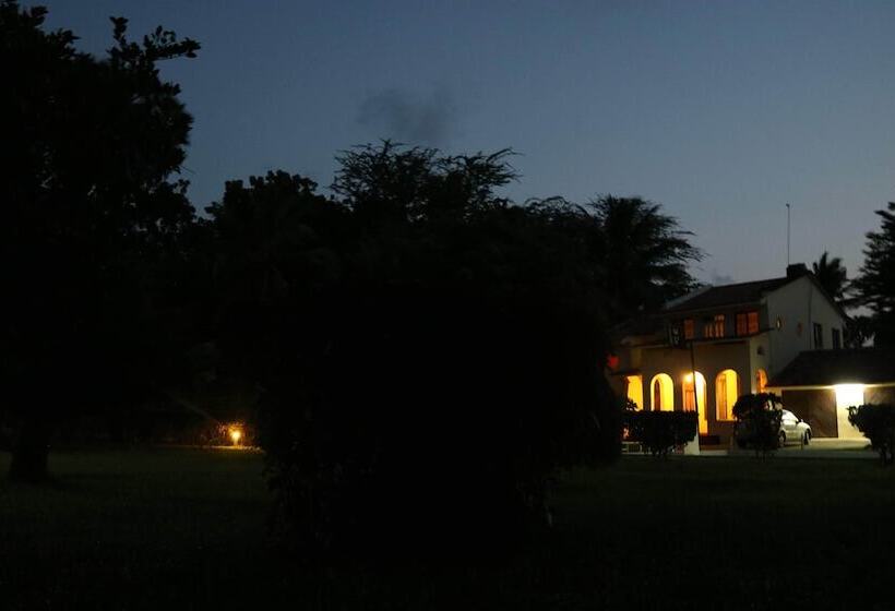 تختخواب و صبحانه Chrystal Palace Resort Malindi