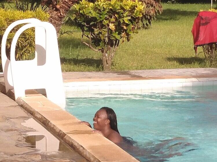 تختخواب و صبحانه Chrystal Palace Resort Malindi