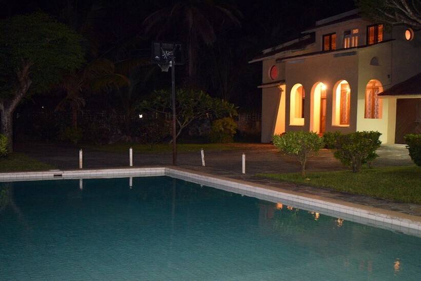 تختخواب و صبحانه Chrystal Palace Resort Malindi