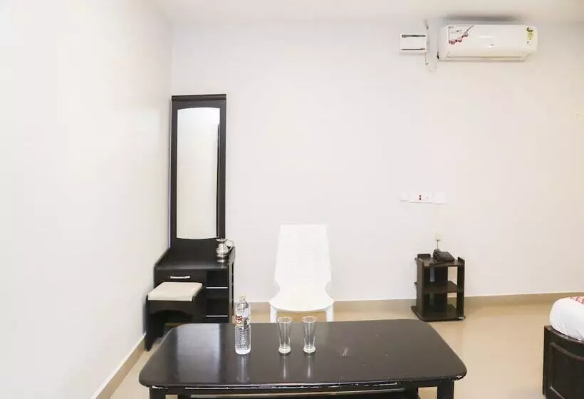 Hotelli Capital O 14623 Travellers Inn