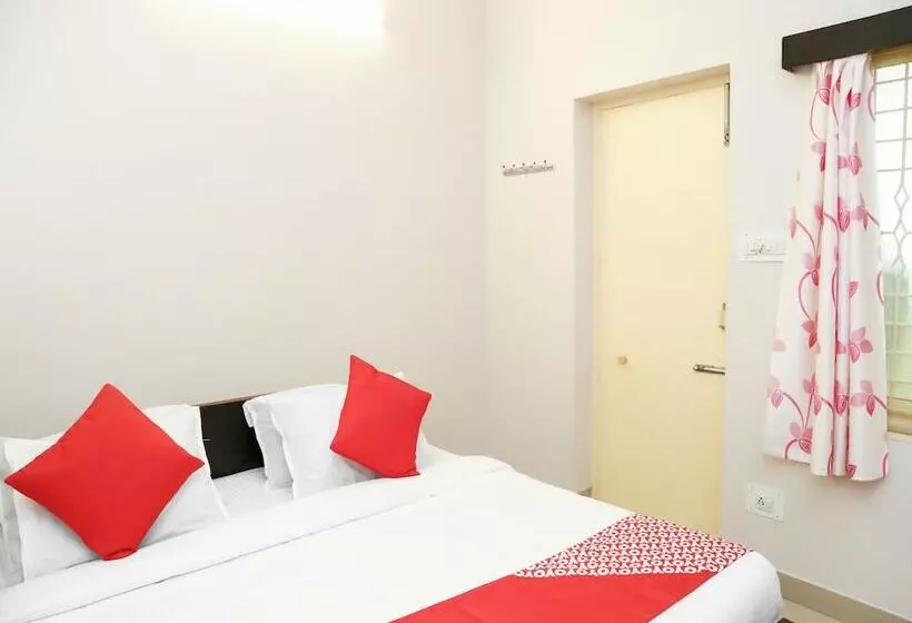 Hotelli Capital O 14623 Travellers Inn