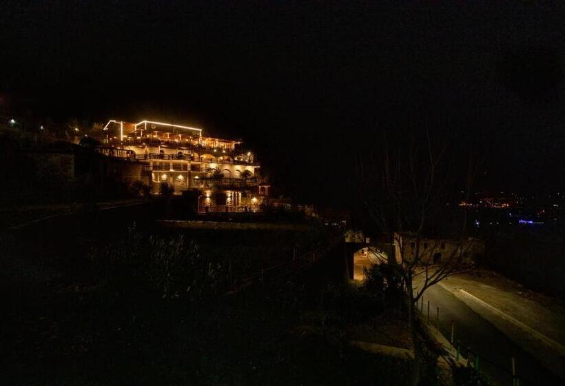 فندق Grandpa S House