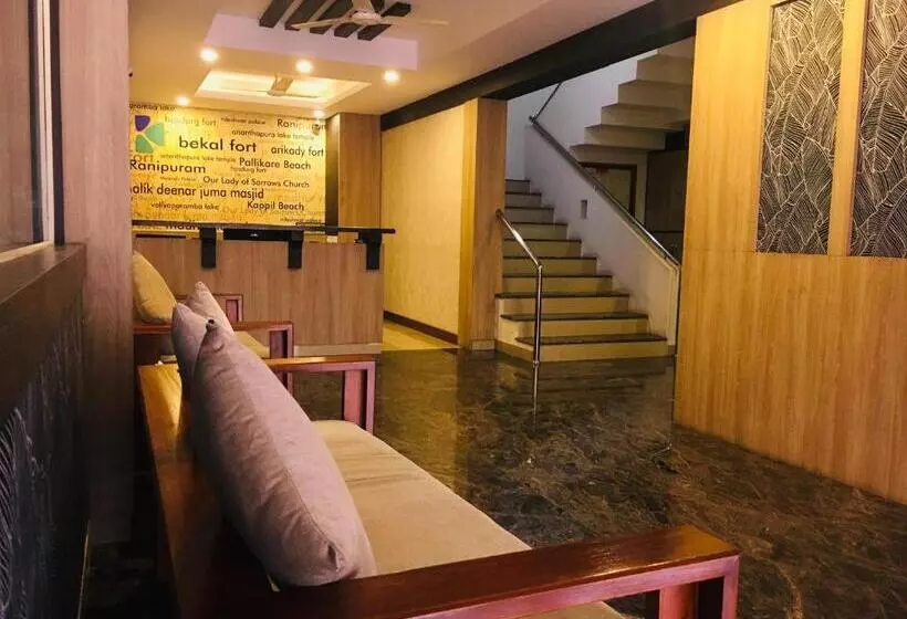 ホテル Kalluvalappil Holiday Inn