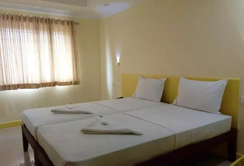 ホテル Kalluvalappil Holiday Inn