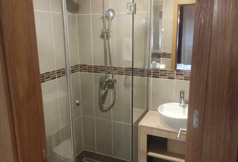 پانسیون Restaurant & Apartments & Rooms Avenia