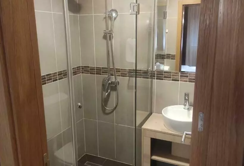 پانسیون Restaurant & Apartments & Rooms Avenia