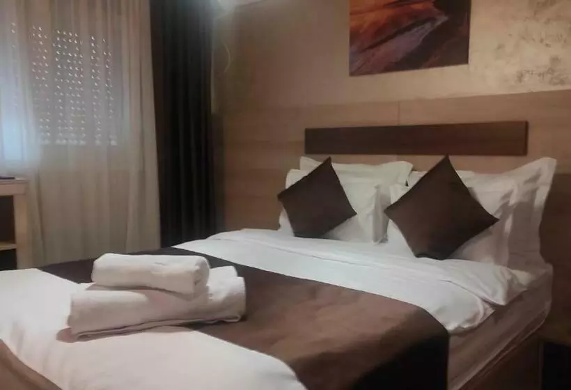 پانسیون Restaurant & Apartments & Rooms Avenia