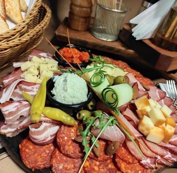 پانسیون Restaurant & Apartments & Rooms Avenia