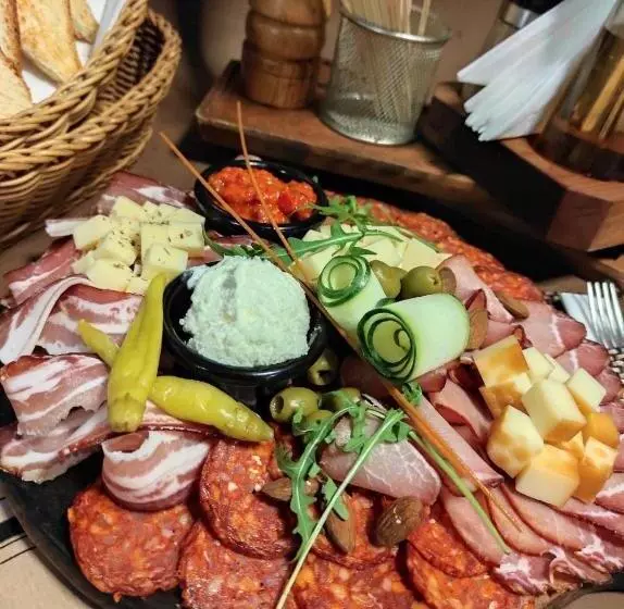 پانسیون Restaurant & Apartments & Rooms Avenia