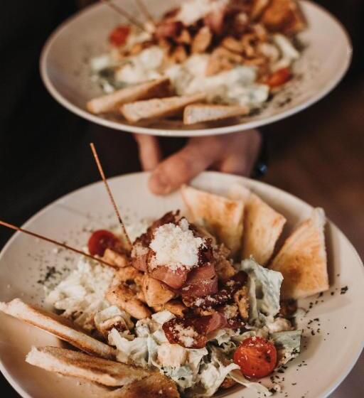 پانسیون Restaurant & Apartments & Rooms Avenia