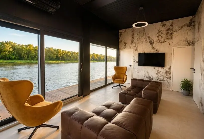 Hotelli Comfortable House On The Water With A Jacuzzi