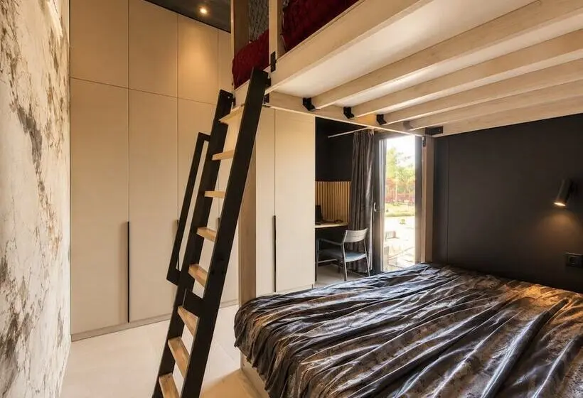 Hotelli Comfortable House On The Water With A Jacuzzi