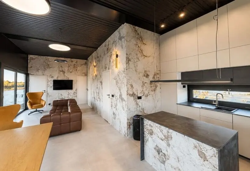 Hotelli Comfortable House On The Water With A Jacuzzi
