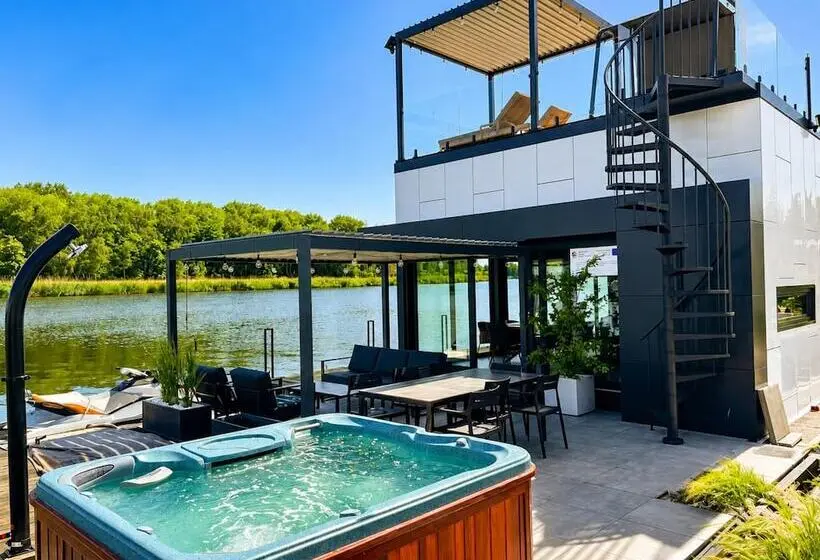 Hotelli Comfortable House On The Water With A Jacuzzi