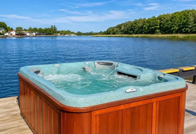 Hotelli Comfortable House On The Water With A Jacuzzi