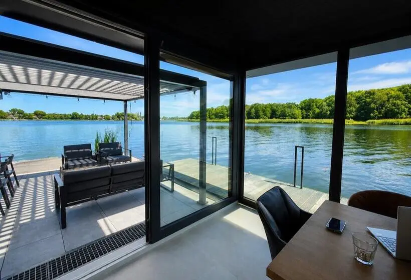Hotelli Comfortable House On The Water With A Jacuzzi