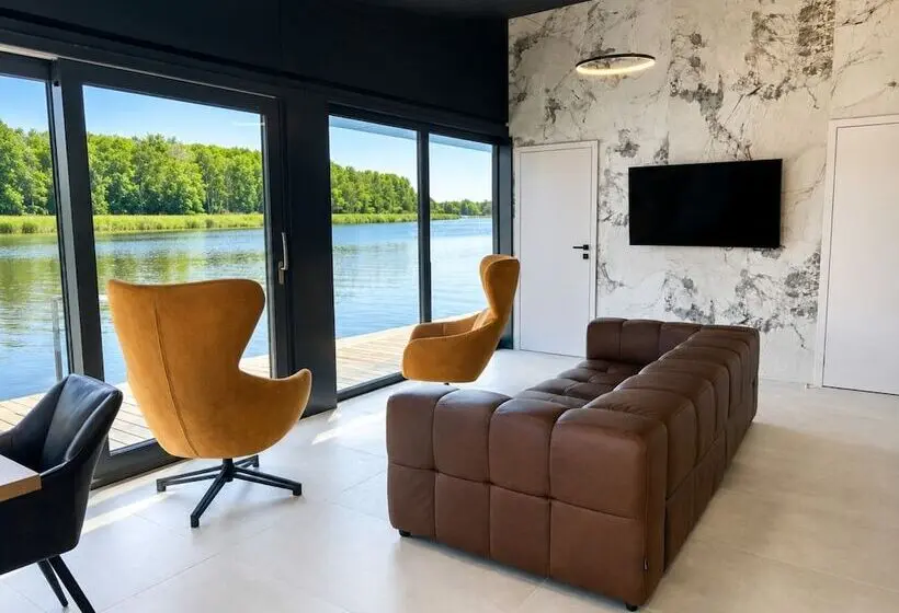 Hotelli Comfortable House On The Water With A Jacuzzi
