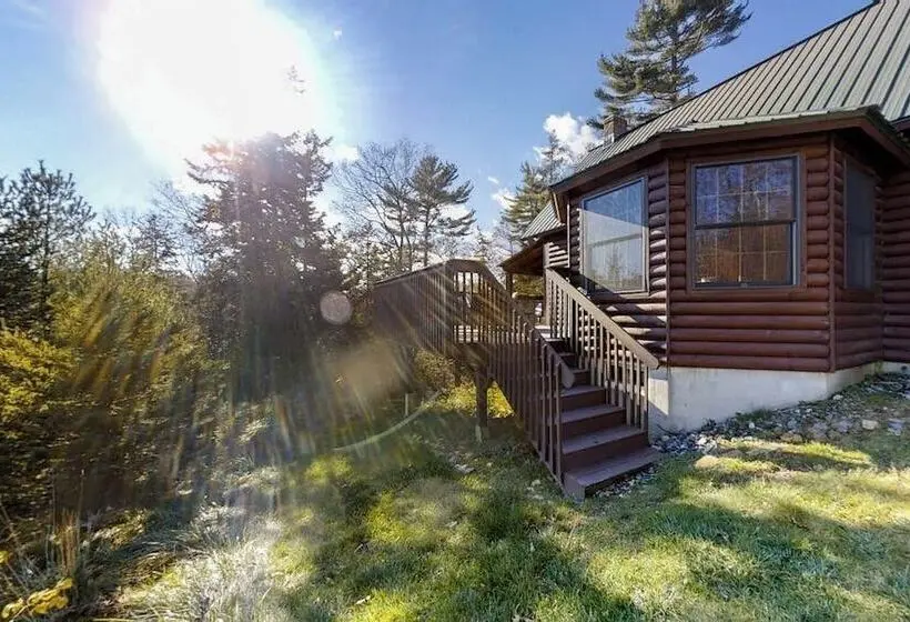 Stunning & Spacious Log Cabin In The Woods