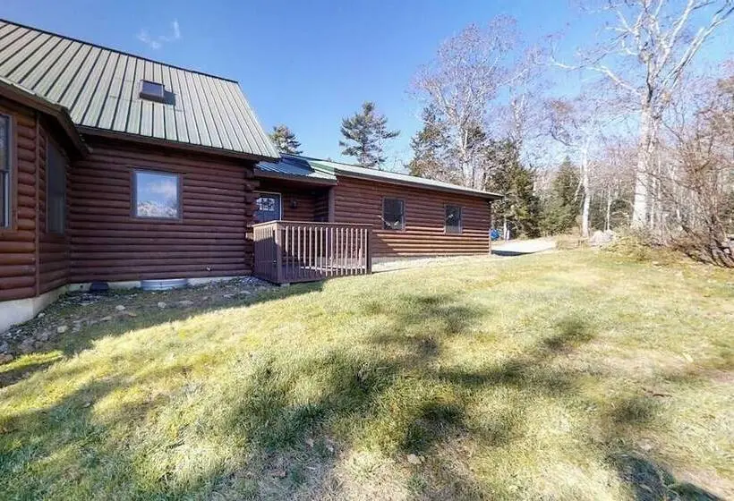 Stunning & Spacious Log Cabin In The Woods