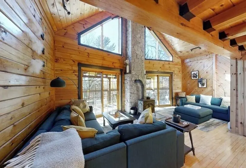 Stunning & Spacious Log Cabin In The Woods