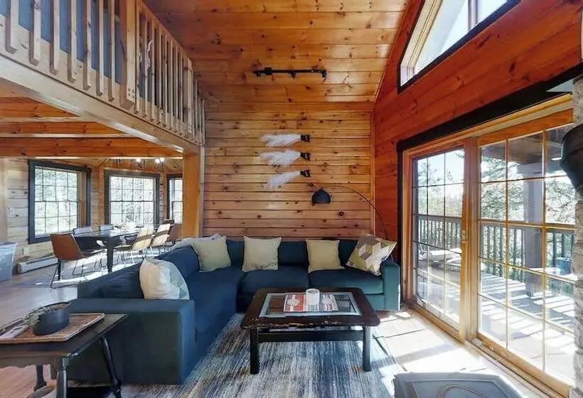 Stunning & Spacious Log Cabin In The Woods