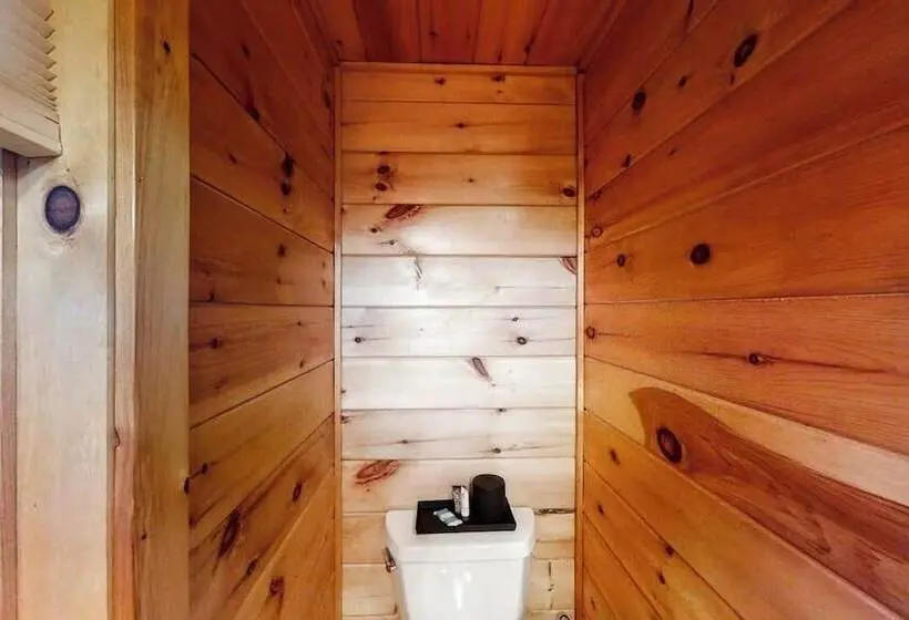 Stunning & Spacious Log Cabin In The Woods