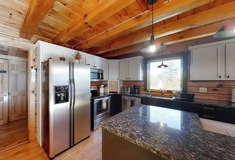 Stunning & Spacious Log Cabin In The Woods