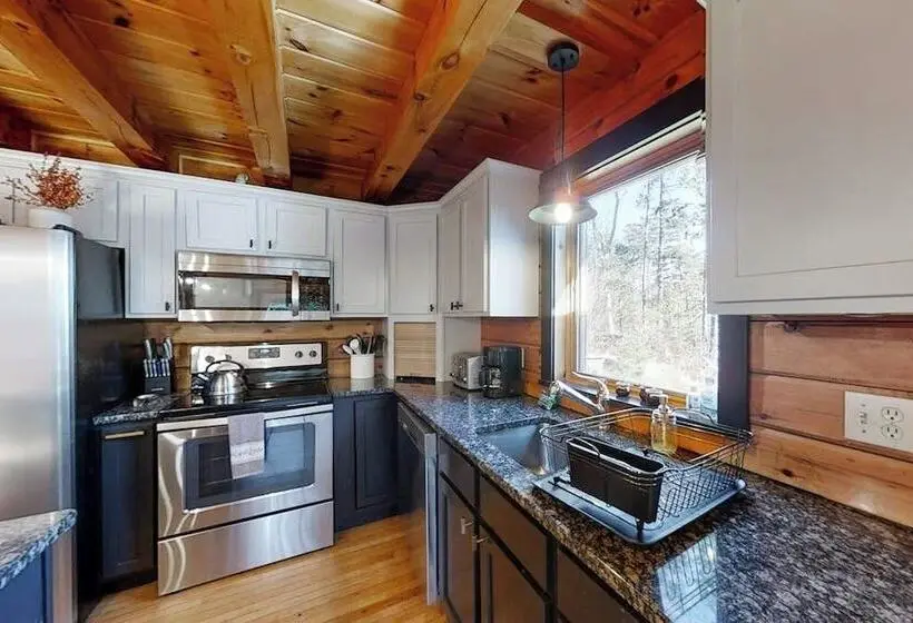 Stunning & Spacious Log Cabin In The Woods