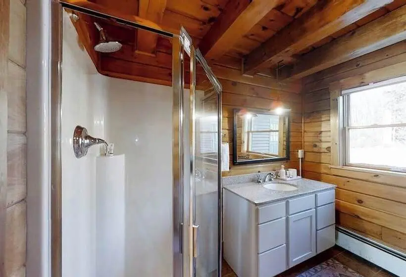 Stunning & Spacious Log Cabin In The Woods