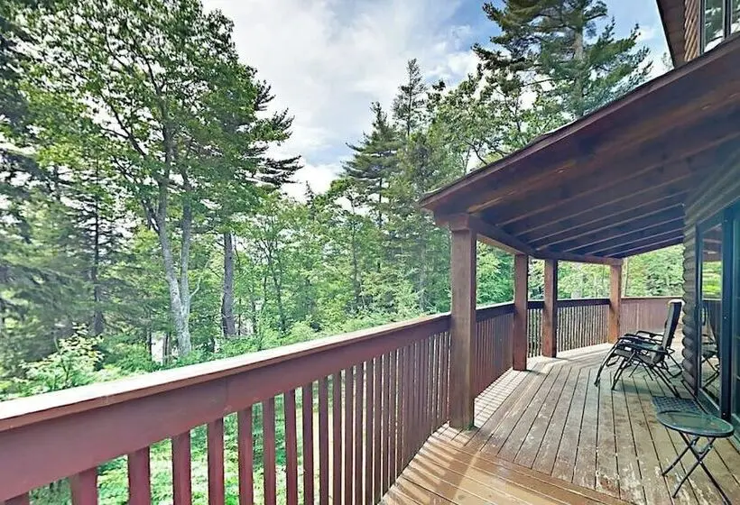 Stunning & Spacious Log Cabin In The Woods