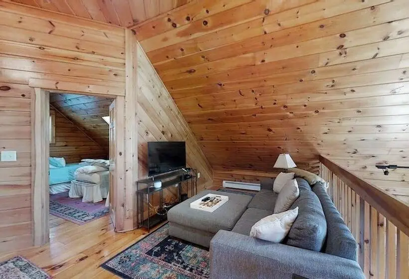 Stunning & Spacious Log Cabin In The Woods