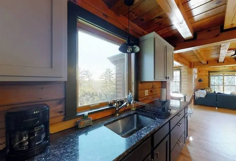 Stunning & Spacious Log Cabin In The Woods