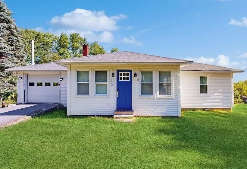 Charming Cottage With Cozy Comfort And Easy Access To Outdoor Adventures