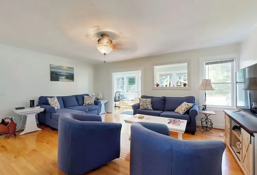 Charming Cottage With Cozy Comfort And Easy Access To Outdoor Adventures