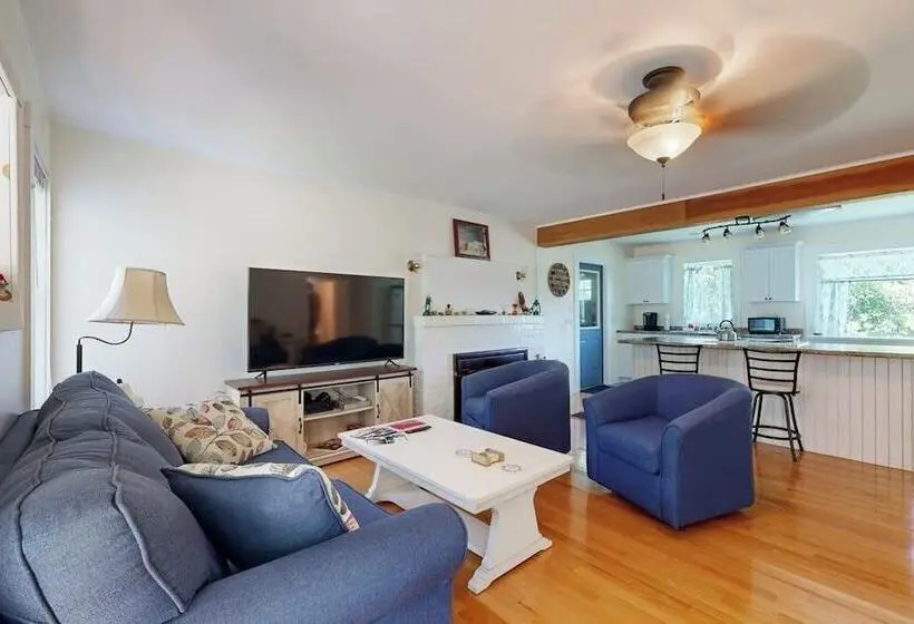 Charming Cottage With Cozy Comfort And Easy Access To Outdoor Adventures