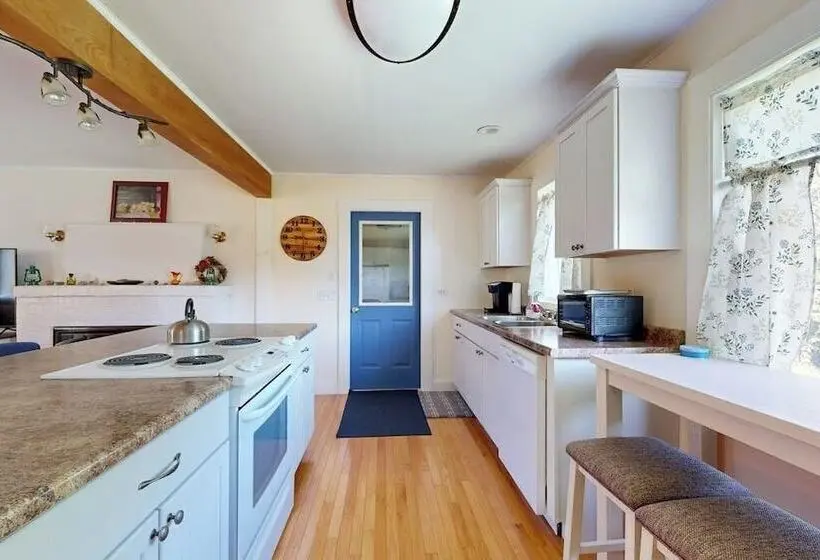 Charming Cottage With Cozy Comfort And Easy Access To Outdoor Adventures