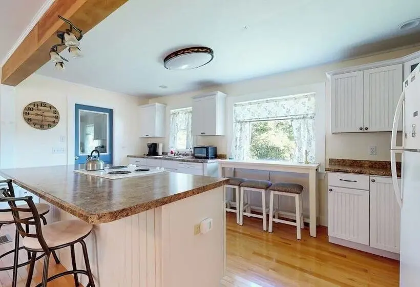 Charming Cottage With Cozy Comfort And Easy Access To Outdoor Adventures