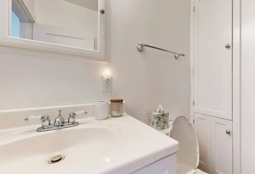 Charming Cottage With Cozy Comfort And Easy Access To Outdoor Adventures