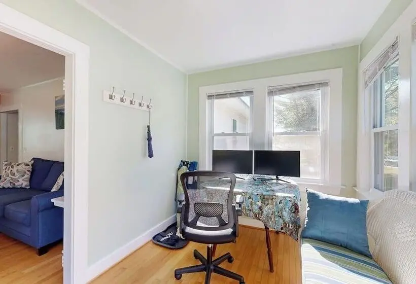 Charming Cottage With Cozy Comfort And Easy Access To Outdoor Adventures